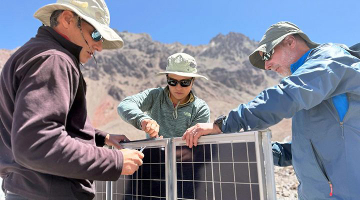 Viale, Correas y Salas montan la estructura de paneles solares para la estación de flujo Horcones. (Ph: Pablo Betancourt)