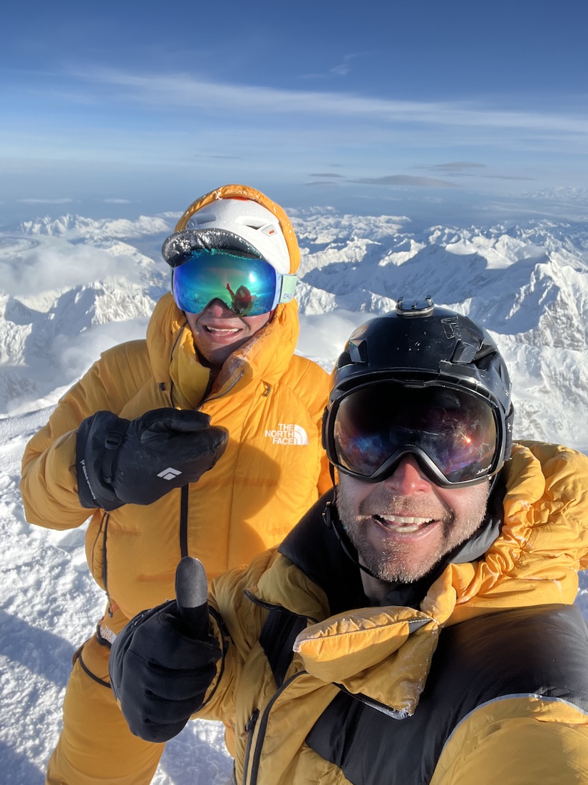 Dario y Moeses en la cumbre de la montaña más alta de América del Norte.