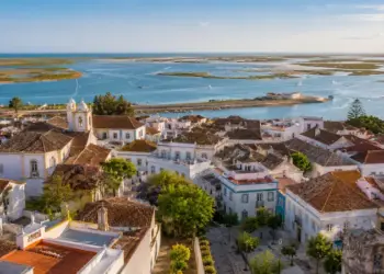 Vista elevada del casco antiguo de Faro con la Ria Formosa y sus canales al fondo