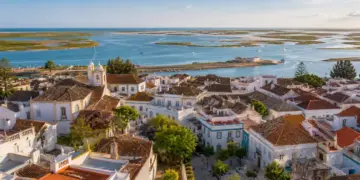 Vista elevada del casco antiguo de Faro con la Ria Formosa y sus canales al fondo