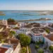 Vista elevada del casco antiguo de Faro con la Ria Formosa y sus canales al fondo