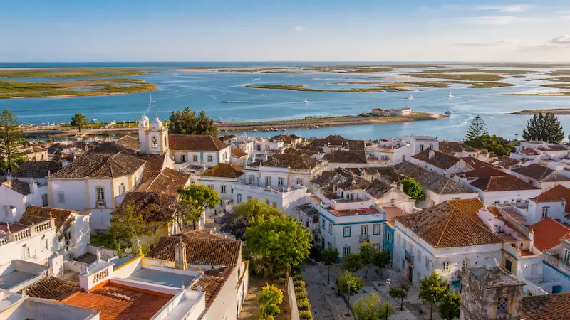 Vista elevada del casco antiguo de Faro con la Ria Formosa y sus canales al fondo