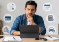 Hombre revisa una solicitud de crédito online con íconos de calendario, banco, auto y calculadora