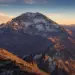 Dos montañistas frente a un gran macizo nevado de los Andes argentinos al amanecer